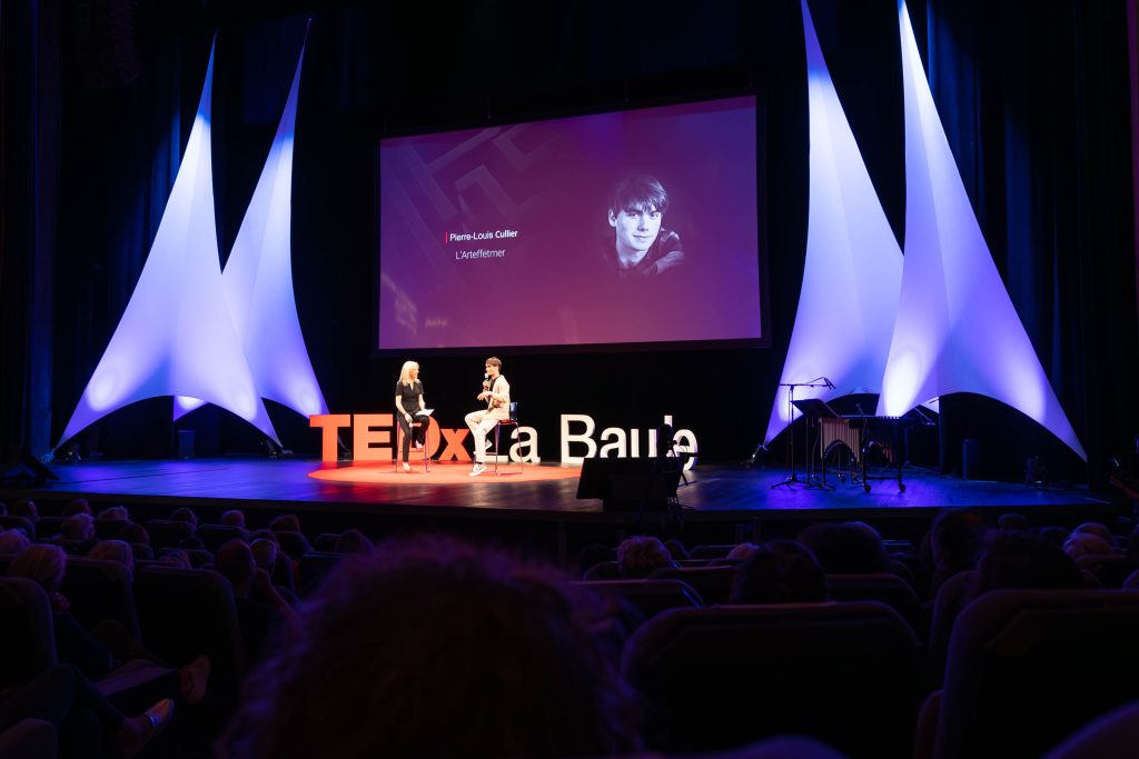 Photo de l'artiste lors de son passage au TedX de la Baule pour sa communication.
